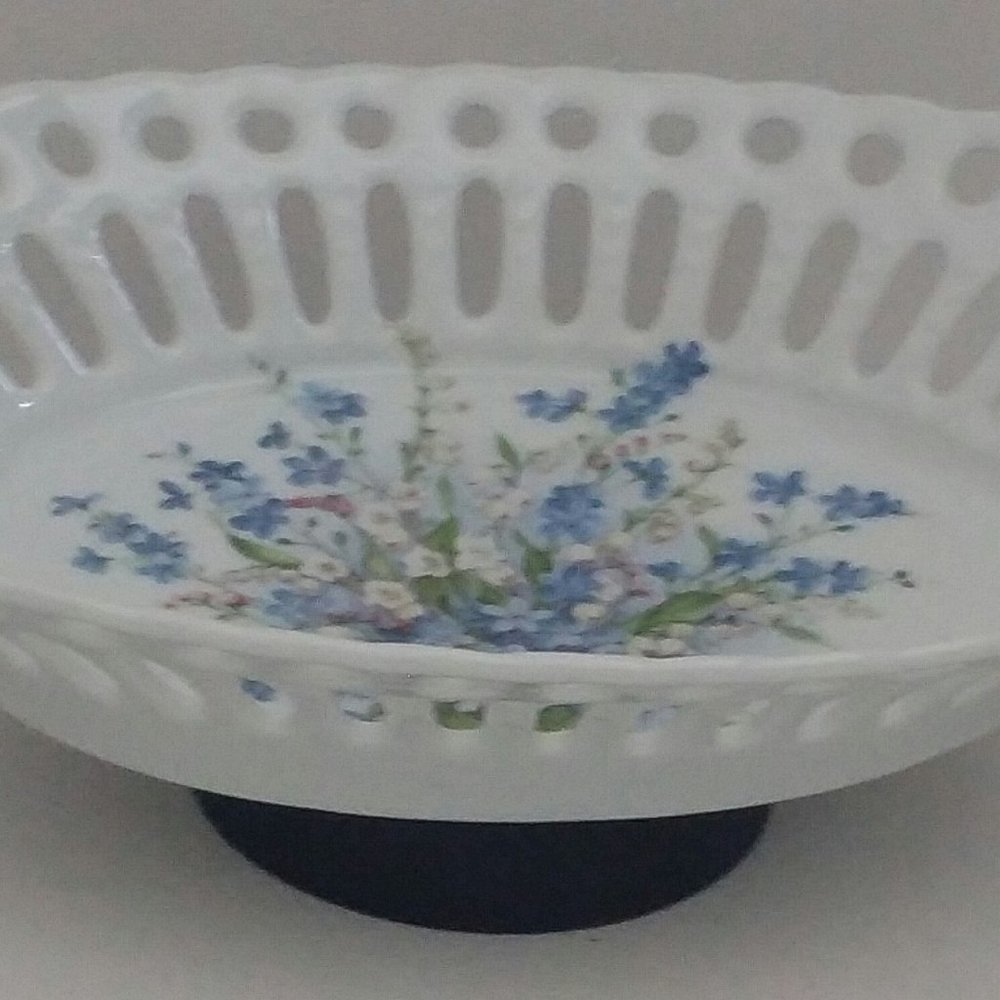 PRETTY Merkle Atelier Blue floral cut oval lace dish 6.5, by 11" 1980s 2 lb